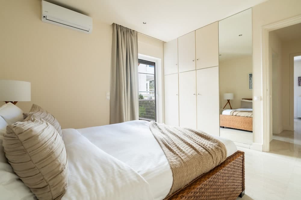 2BD Sunny Condo Close to the Beach