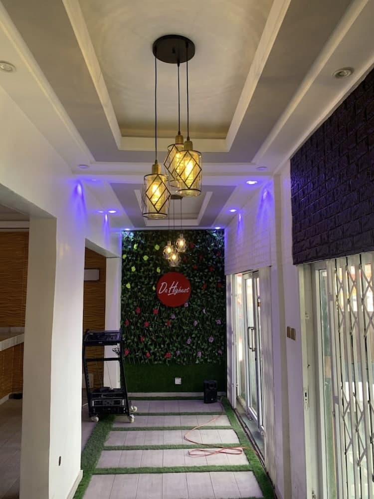 Da Highest Lounge Bar & Restaurant