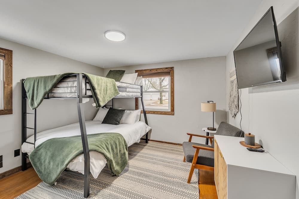 Titletown Hideaway: Spacious Boho 4 Bedroom Home by Redawning