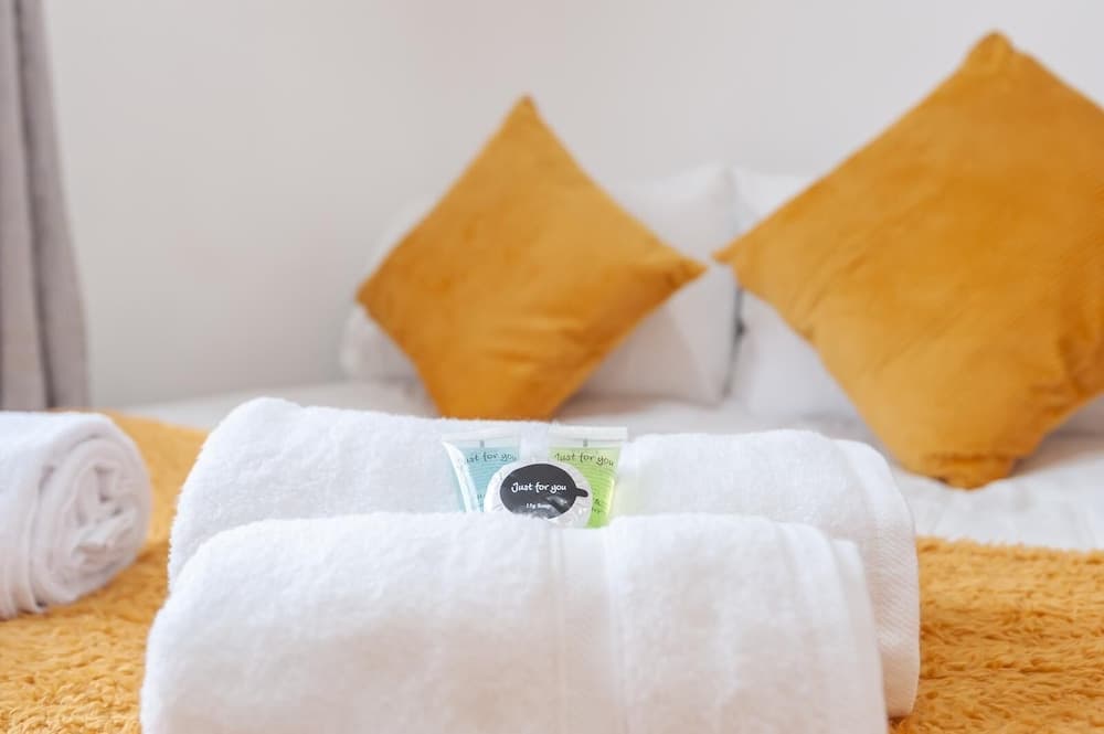 Leeds 4-bed House - Sleeps 9, Free Parking & Wifi