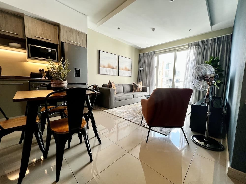 The Tyrwhitt Unit 1112