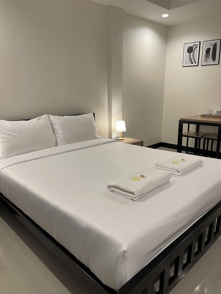 Ivory House Sriracha