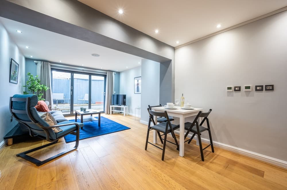 Severn Grove House by Tŷ SA