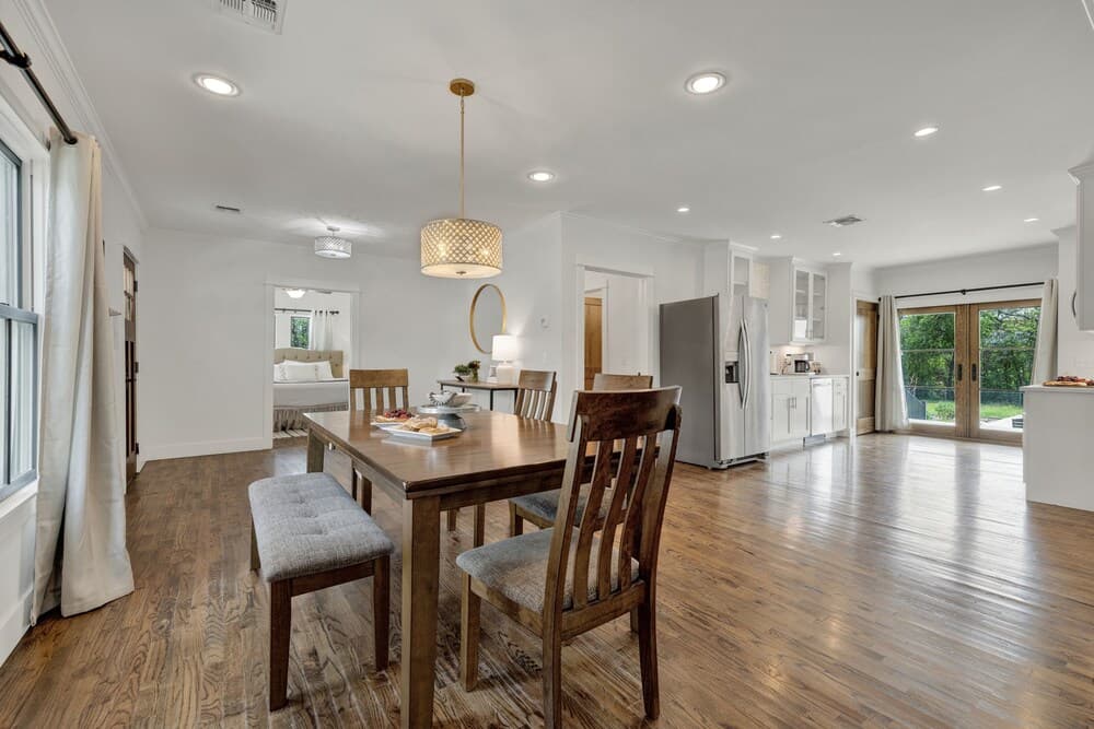 Schubert Inn-main Pool and Grill 2blks to Main