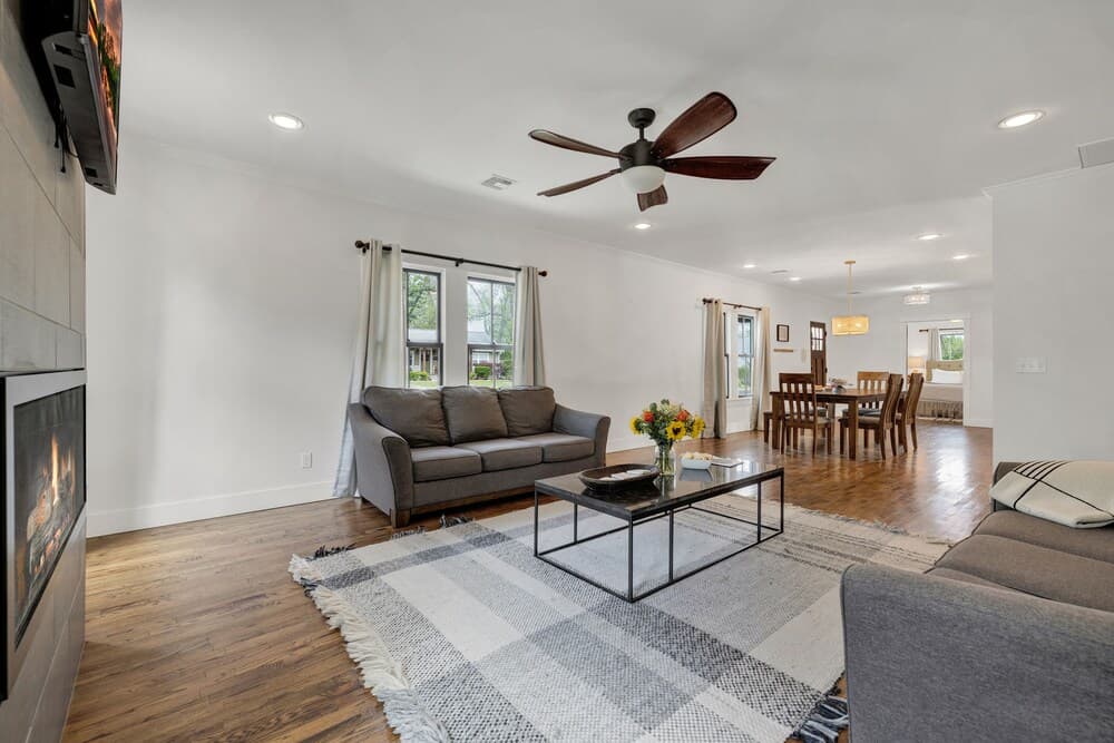 Schubert Inn-main Pool and Grill 2blks to Main