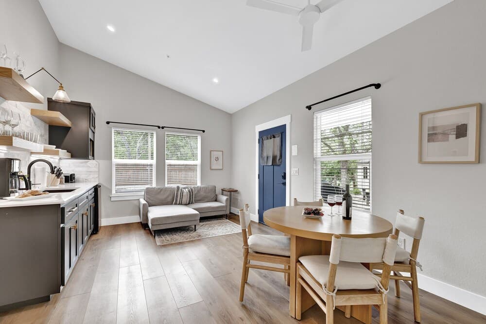 The Grove E Hot Tub King Bed 2 Blks to Main