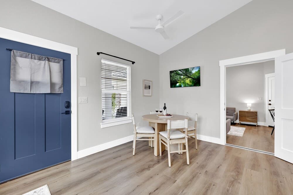 The Grove E Hot Tub King Bed 2 Blks to Main