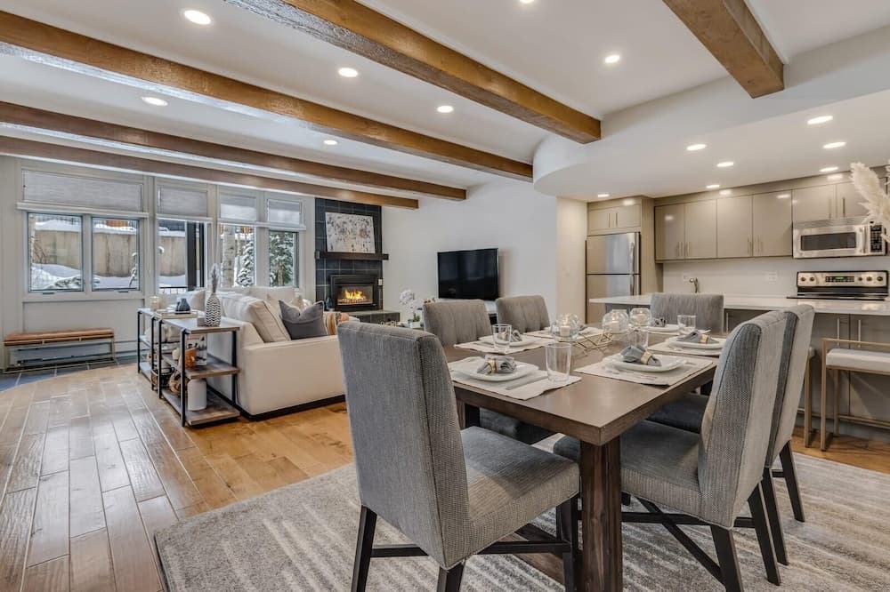 New Listing 3 BR 3 BA Updated Condo -pool Hot-tub