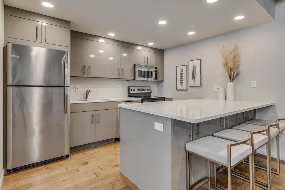 New Listing 3 BR 3 BA Updated Condo -pool Hot-tub