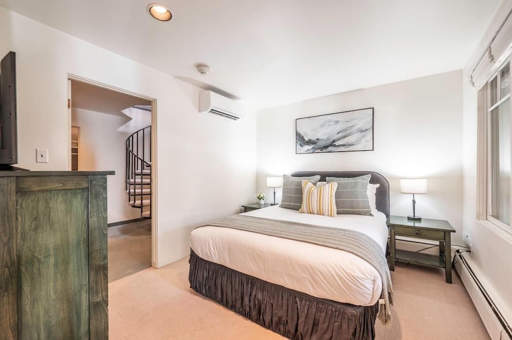 2 BR 3BA Condo - Steps to Gondola A C