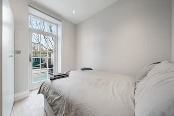 Modern Townhouse With Cinema Room in London SE1