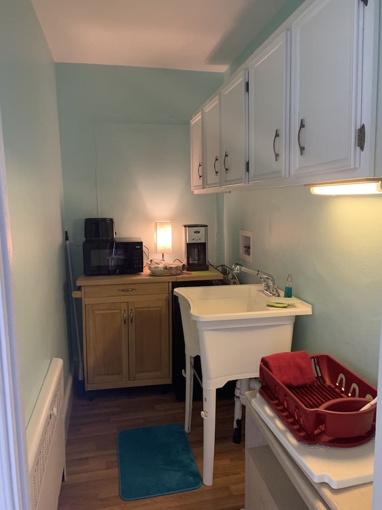 Cozy Suite - Pet Friendly, Beach Side 1 Bedroom Apts by RedAwning