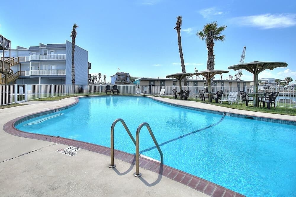 Bay Tree D5 Condo by Redawning