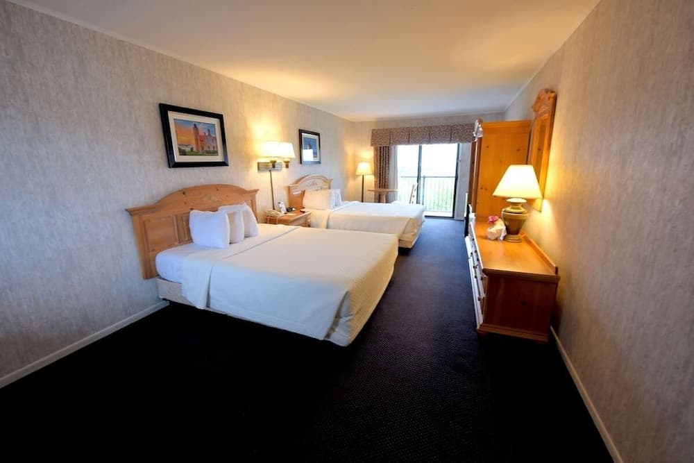 Grand Mackinaw Beachfront and Waterpark