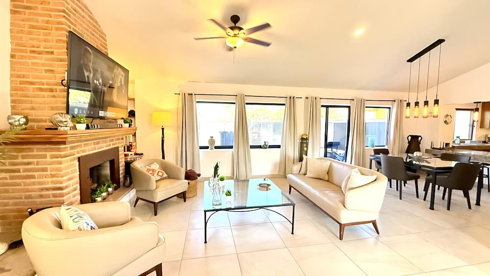 Large Ajijic 2 Bedroom Retreat With Modern Amenities & Centrally Located