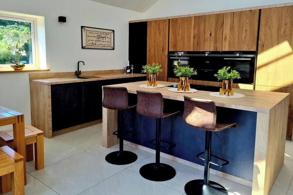 4 Bed Villa Sleeps 8 -private Terrace-free Parking