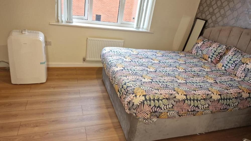 2-bed House With Canal View, Garden & Petsok