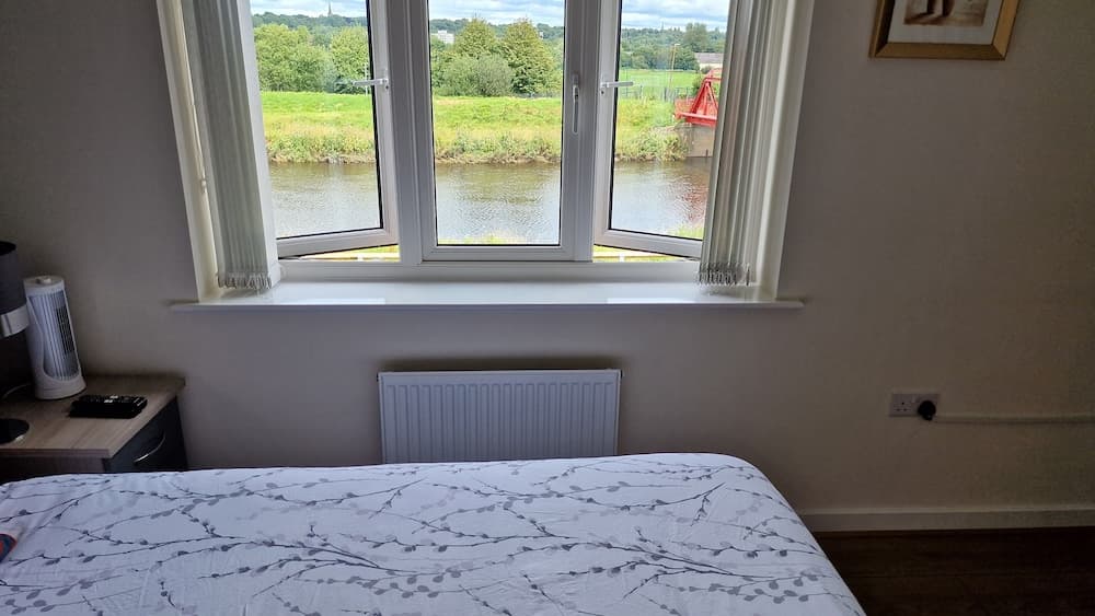 2-bed House With Canal View, Garden & Petsok