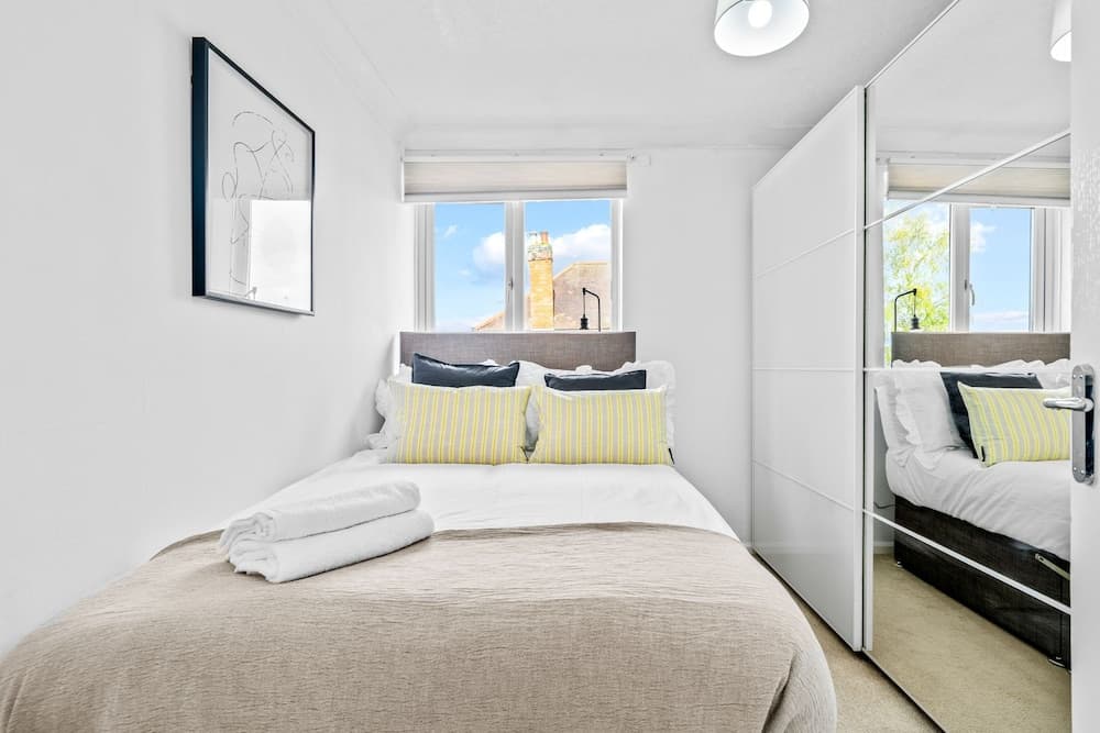 Wollaton Way by Tŷ SA