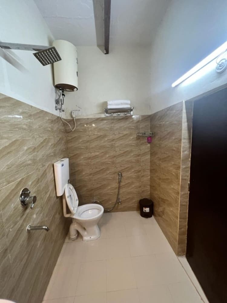 Colonel Dugal's - Near Taj, Fort & Shopping