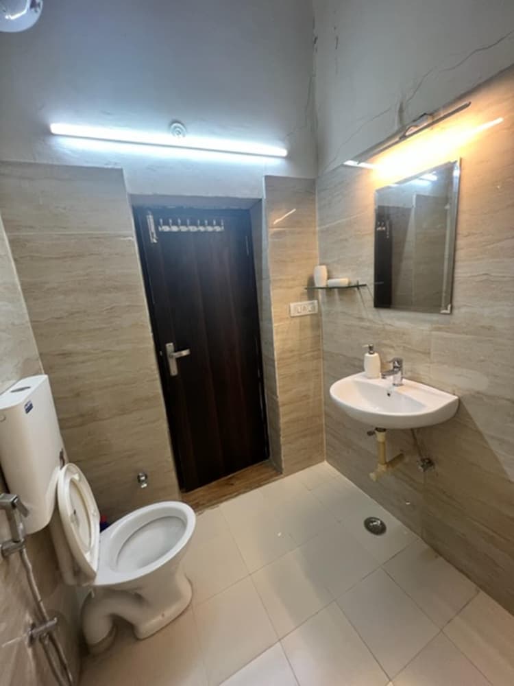 Colonel Dugal's - Near Taj, Fort & Shopping