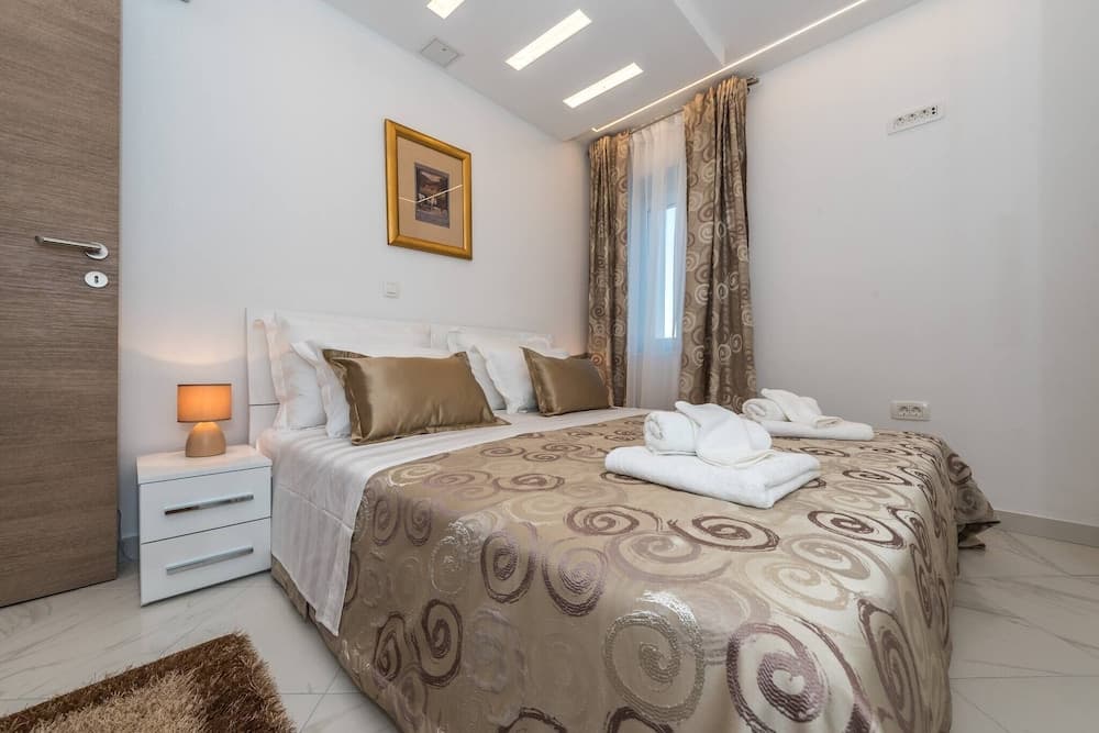 Good Life, Luxury Seafront Apartment