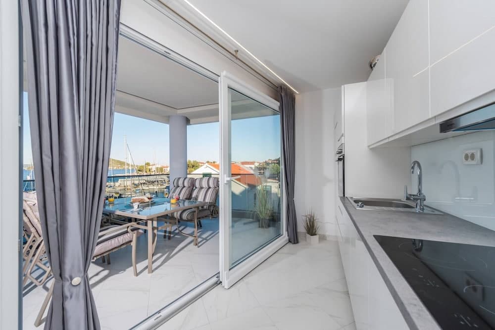 Good Life, Luxury Seafront Apartment