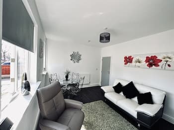 4 Bedroom House, 2 Bathroom-derby-close To Rolls Royce