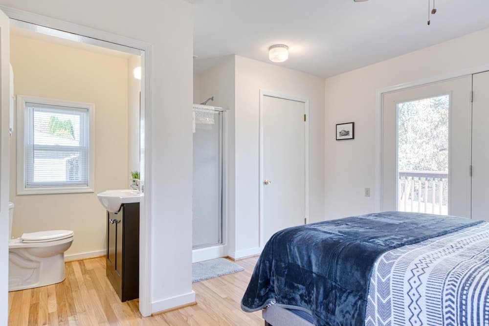 New River 3BR - Fishing, Kayaking, Hot tub, VT Game Weekends