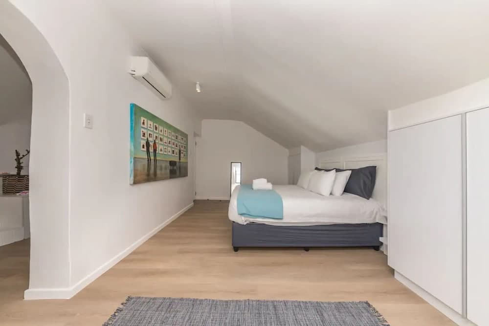 Magnificent 4 BD Home in Gardens With a Pool