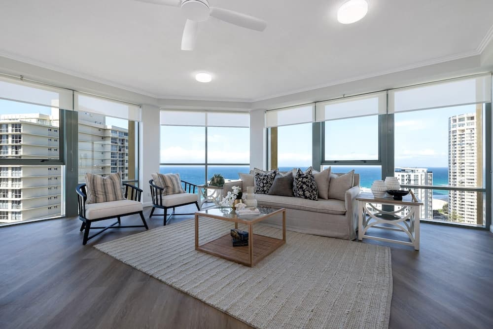 Stunning 3-bed Apt in Surfers Paradise w/ Parking