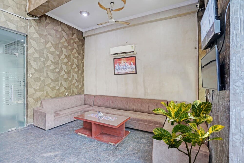 Roomshala 020 Hotel Black Stone