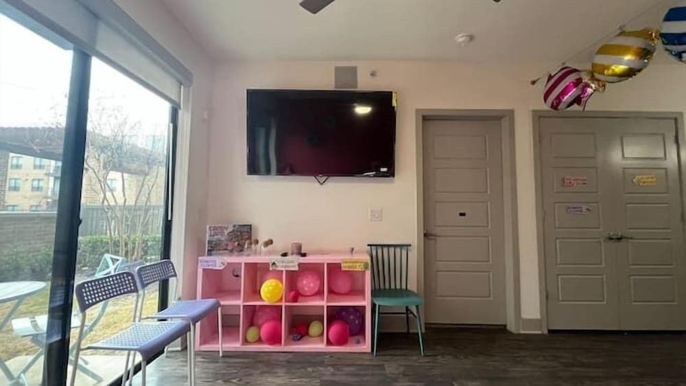 Spacious Candy Land Getaway