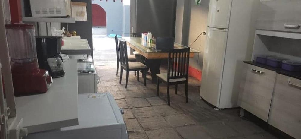 Le Chat Qui Peche Hostel