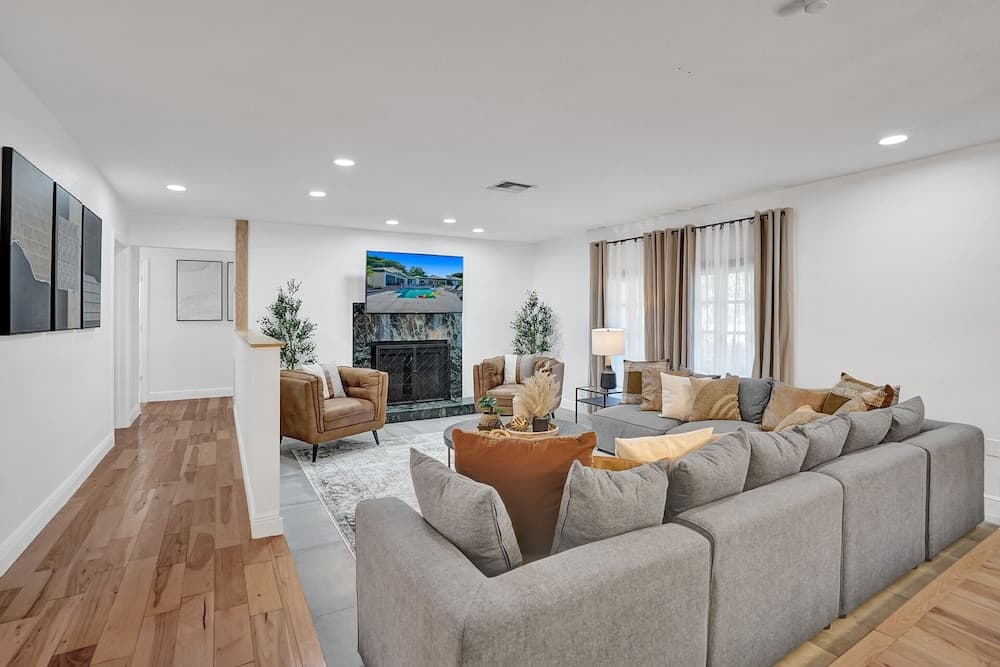 8BR Gem With Pool, Lake View & Tons of Amenities!