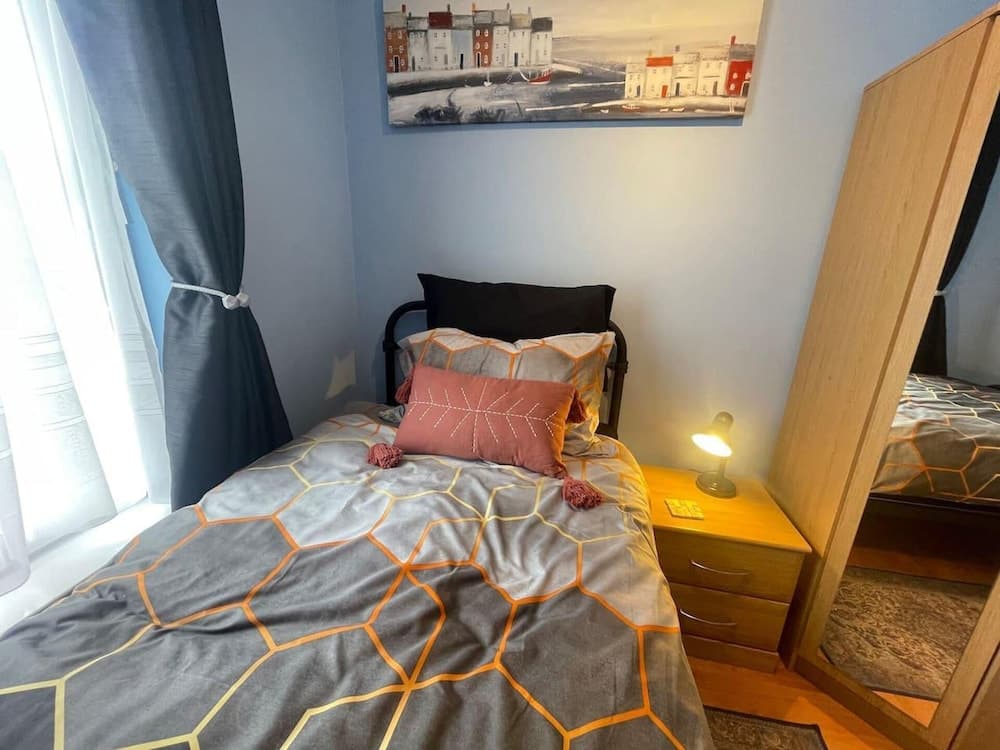 Impeccable 4-bed Home Away From Home in Swindon