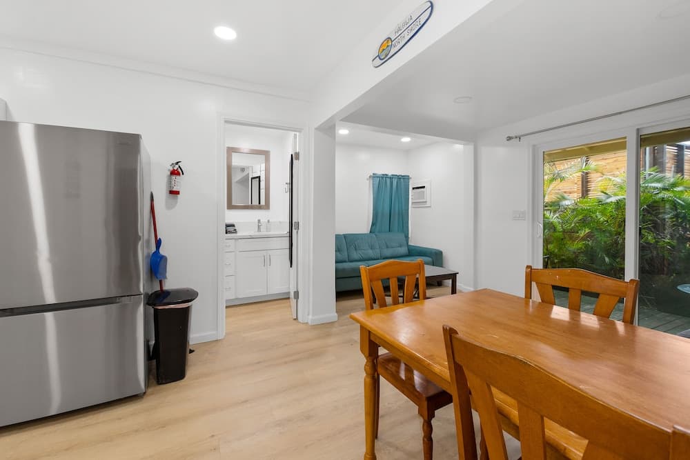 Large 2 BR with Front and Back Deck BBQ