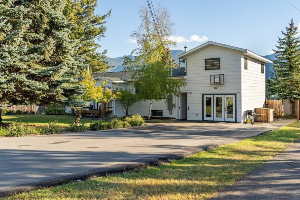 The Elm No Service Fees Lake View Hot Tub