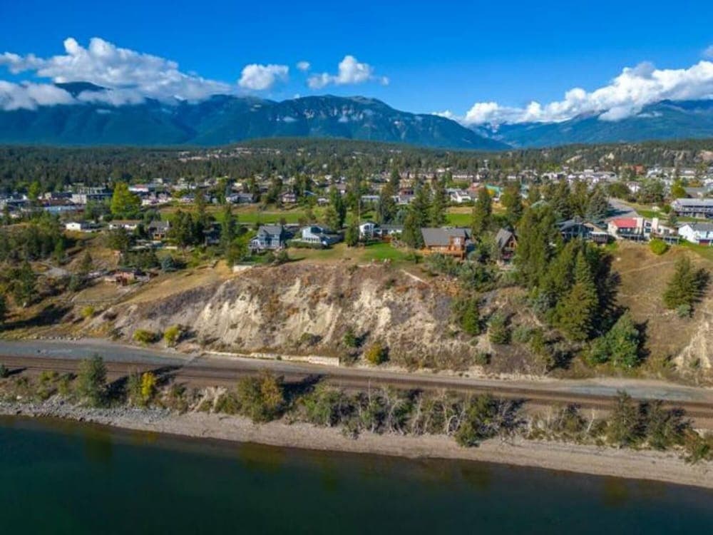 The Elm No Service Fees Lake View Hot Tub