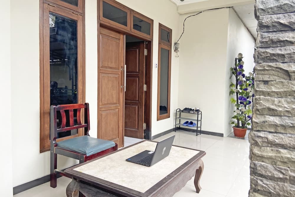 SPOT ON 92037 Jokotole 2 Homestay