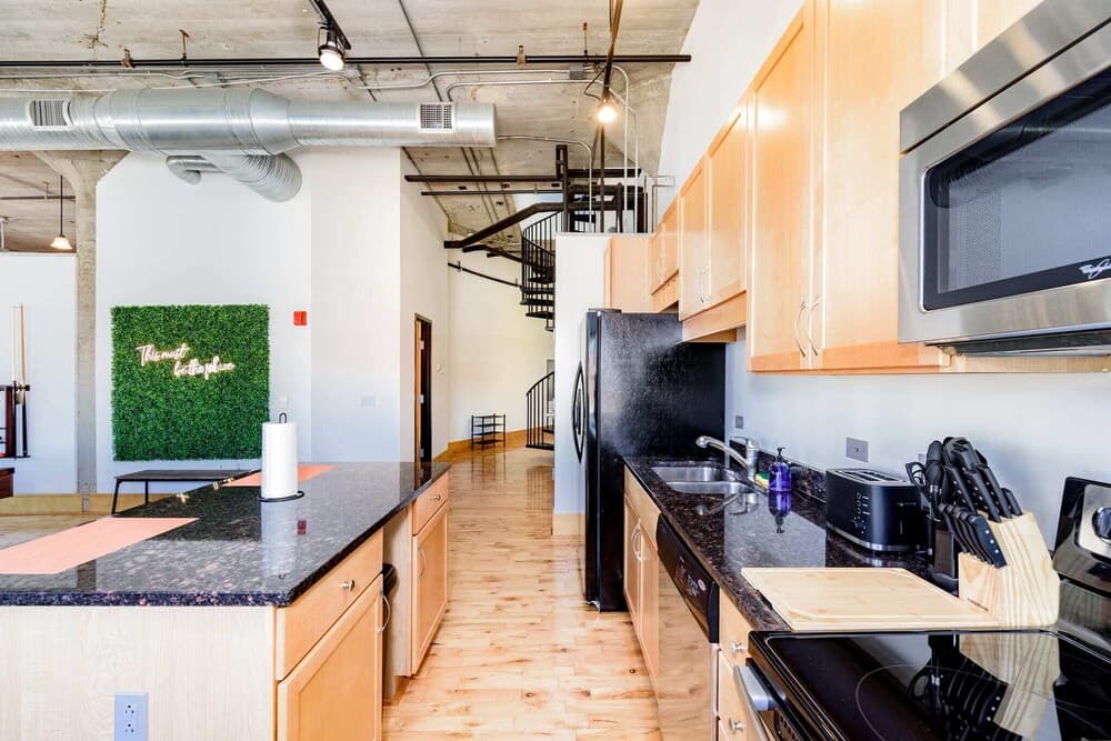 CozySuites Luxe 2BR Penthouse with view