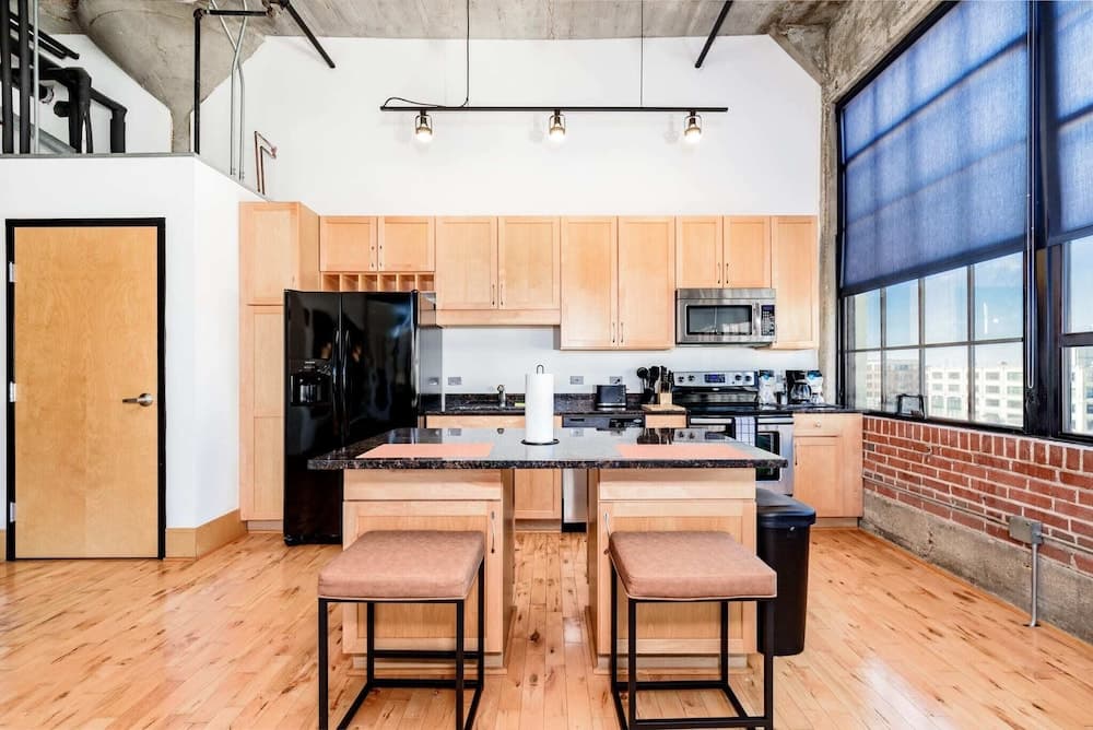 CozySuites Luxe 2BR Penthouse with view