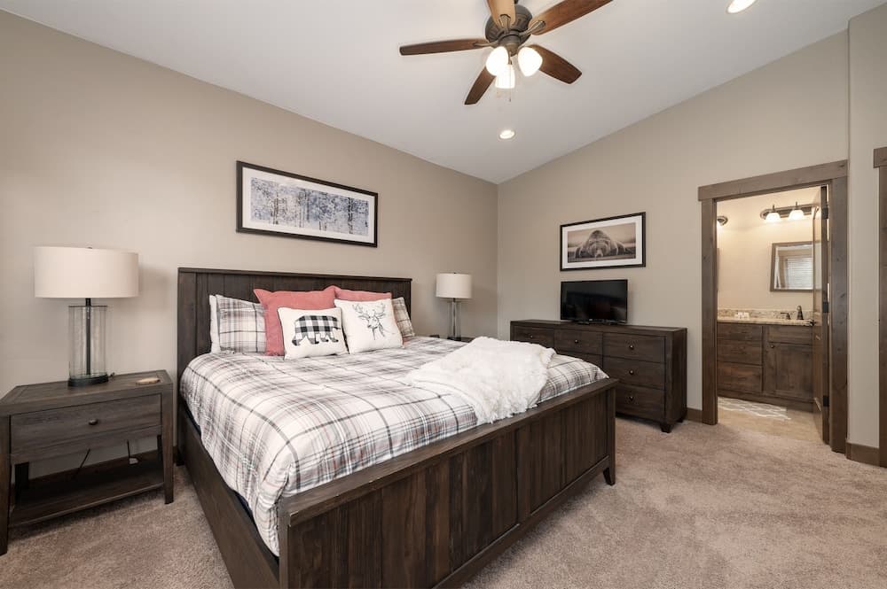 Mountain Haus 4 Bedroom Home by RedAwning