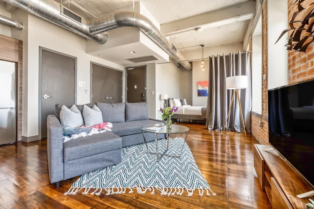 Convention Center 1bd Steps From Shops