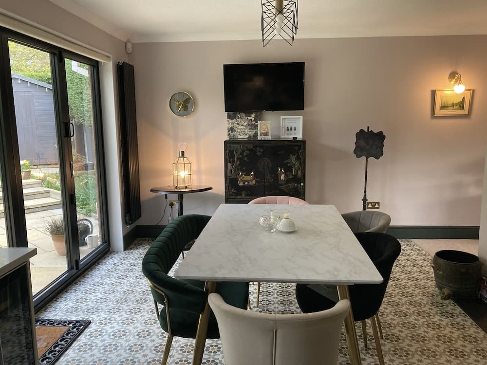 Stunning 2 Bed Bungalow in Liverpool Leafy Suburb