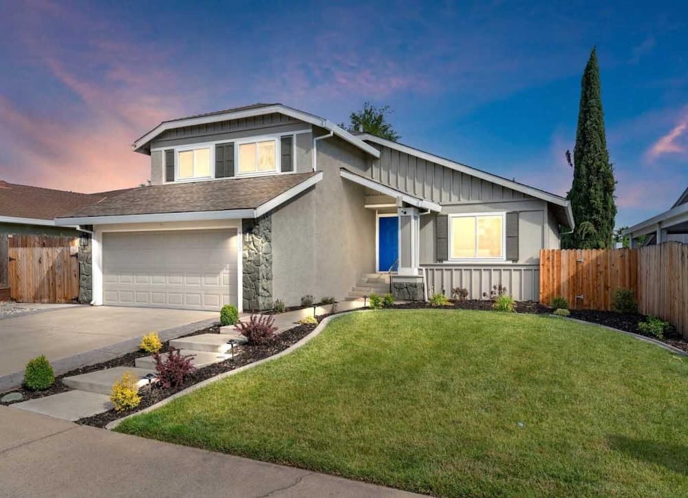 Stylish Home w Pool BBQ Pool Table