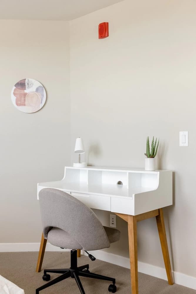 Minimalist Apt w Private Balcony Gym Sky Lounge