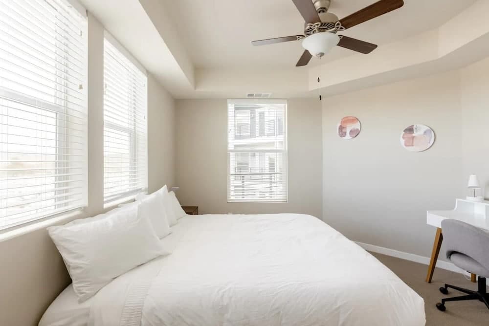 Minimalist Apt w Private Balcony Gym Sky Lounge