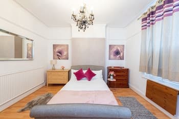 Captivating 5-bed House in Liverpool With Parking