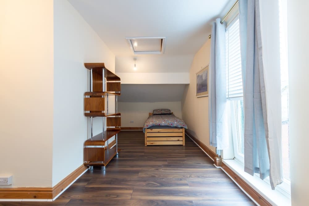 Captivating 5-bed House in Liverpool With Parking